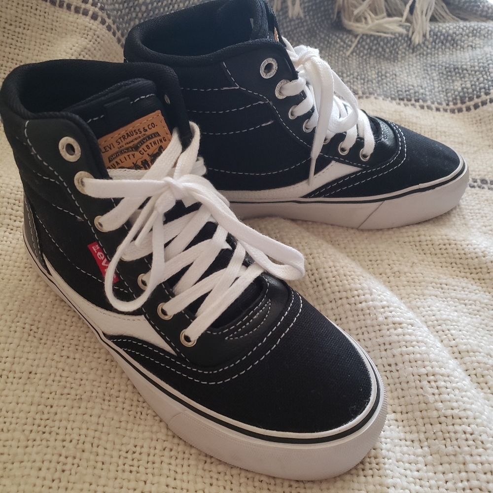 NWOT Levi's Lance Mid Court Canvas Ultra Shoe Sz 1
